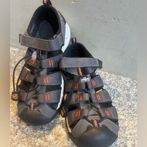 KEEN Newport Neo H2 Sandal Magnet/Spicy Orange Youth Size 13